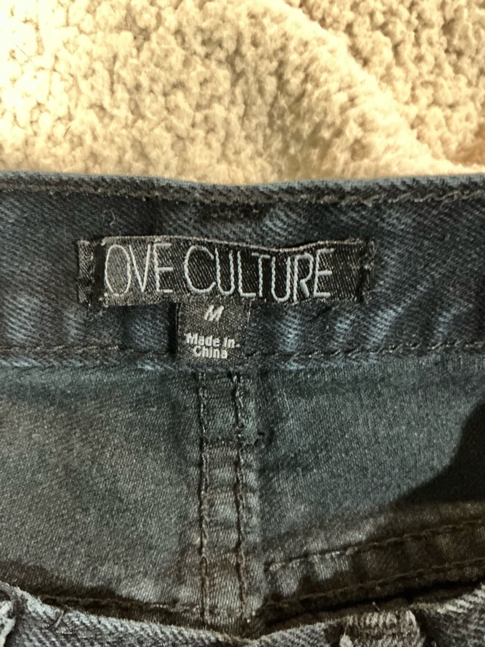 🤎 Love Culture Black Distressed Denim Shorts - Medium - Picture 3 of 5
